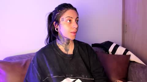 Snapshot of mila_monty__ chatting on October 26, 2025, 5:52 pm online show from October 26, 2025, 5:52 pm