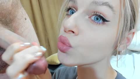 Snapshot of mila_polly_and_forester chatting on December 29, 2024, 1:34 am Julia and Edson online show from December 29, 2024, 1:34 am