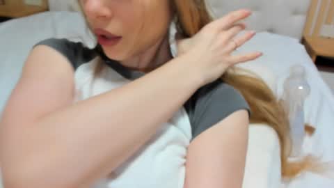 Snapshot of mila_polly_and_forester chatting on January 30, 2025, 12:07 am Julia and Edson online show from January 30, 2025, 12:07 am