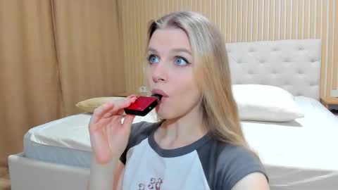 Snapshot of mila_polly_and_forester chatting on February 10, 2025, 3:57 am Julia and Edson online show from February 10, 2025, 3:57 am