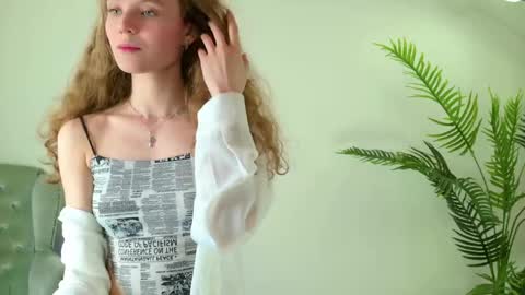 Snapshot of mila_stain chatting on May 4, 2026, 5:47 am Mila online show from May 4, 2026, 5:47 am