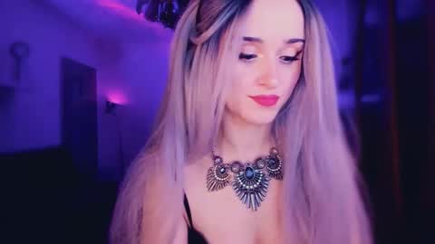 Snapshot of miladyjolie chatting on December 19, 2025, 5:58 am MiladyJolie online show from December 19, 2025, 5:58 am