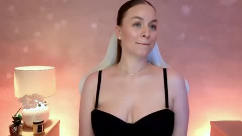 Mila Fleur online show from August 3, 2026, 3:05 pm