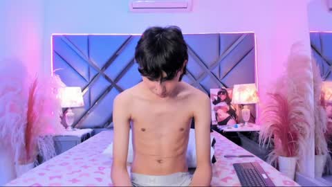 milan_lewiss online show from April 14, 2026, 12:44 pm