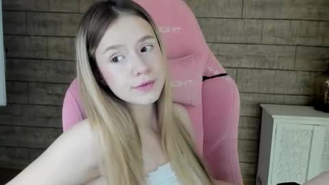 MilanaBalmain online show from November 22, 2025, 4:22 am