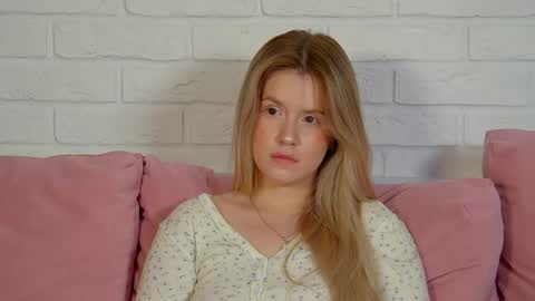 MilanaBalmain online show from April 15, 2026, 4:25 pm