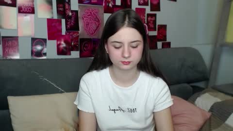 milanaroz online show from October 24, 2025, 5:37 am