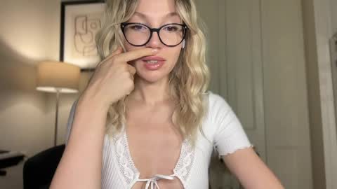 Mila online show from March 29, 2026, 4:51 pm