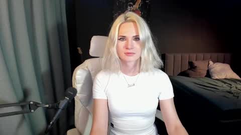 Snapshot of milena_marshmallows chatting on February 24, 2025, 1:57 am Milena online show from February 24, 2025, 1:57 am