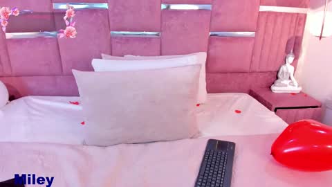 miley_rose1 online show from February 16, 2025, 2:53 am