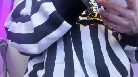  IEY EY  online show from November 18, 2025, 3:01 am