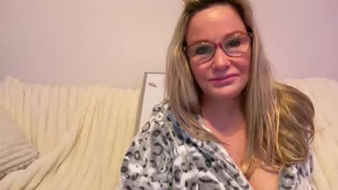 MIlf Goddess online show from March 8, 2025, 4:56 am