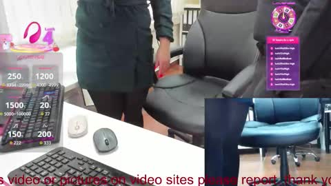 Snapshot of milf_viktoria chatting on November 19, 2025, 11:32 am Viktoria online show from November 19, 2025, 11:32 am