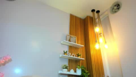 Sofia  online show from December 3, 2025, 5:33 pm