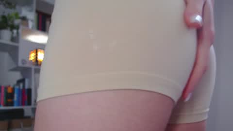 Snapshot of milly_ross23 chatting on December 20, 2024, 10:05 am Milly online show from December 20, 2024, 10:05 am