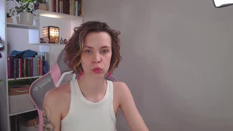 Snapshot of milly_ross23 chatting on February 16, 2025, 7:04 am Milly online show from February 16, 2025, 7:04 am