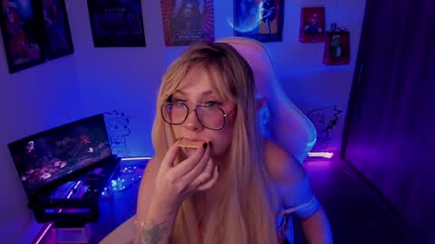 Snapshot of milly_yako chatting on December 3, 2024, 11:35 pm Monkey D Maddie online show from December 3, 2024, 11:35 pm