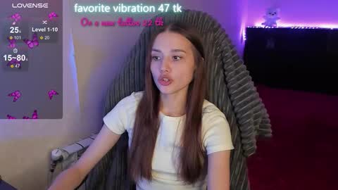 Snapshot of milyamess chatting on October 15, 2025, 7:03 pm Emily online show from October 15, 2025, 7:03 pm