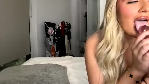 Mimi Monroe  online show from January 10, 2026, 6:09 pm