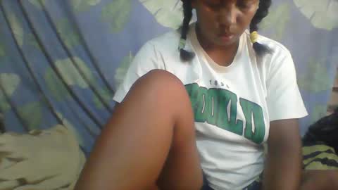 Snapshot of minie4tina chatting on March 4, 2025, 10:24 am Minie4Tina online show from March 4, 2025, 10:24 am