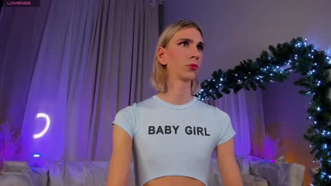 Snapshot of mintlackey chatting on December 22, 2024, 5:32 pm Lianna online show from December 22, 2024, 5:32 pm