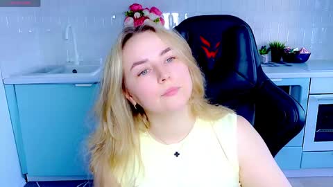 Snapshot of mira_mermayd chatting on May 3, 2026, 1:33 am Mira online show from May 3, 2026, 1:33 am