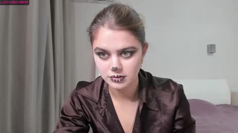 Mira online show from October 31, 2025, 10:00 pm