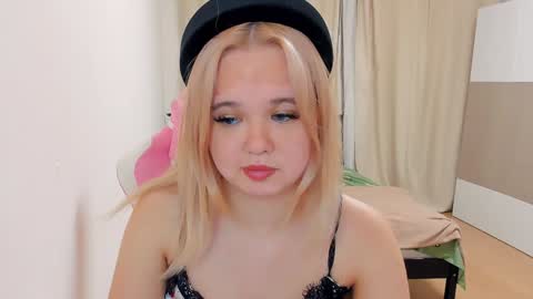 miss__selena online show from December 19, 2024, 1:07 am