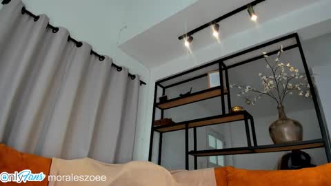 Zoee     online show from October 6, 2025, 4:04 pm