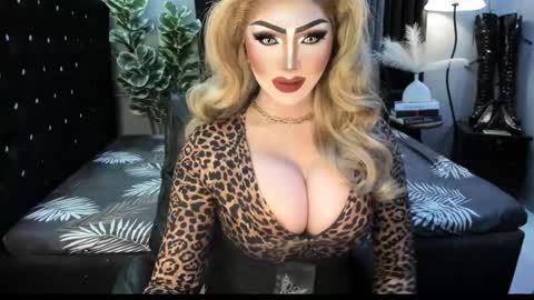 Snapshot of misschannel4sub chatting on October 15, 2025, 6:08 pm PRIESTESS CHANNEL online show from October 15, 2025, 6:08 pm