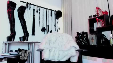 Missdarklady online show from May 1, 2026, 12:37 am