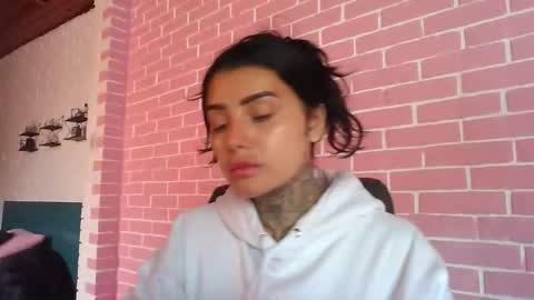 melodie  online show from November 28, 2025, 6:43 pm