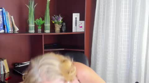 Escarlet online show from February 20, 2025, 8:39 am