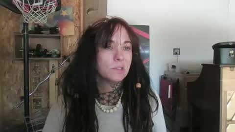 misshoneybadger333 online show from October 19, 2025, 8:09 pm