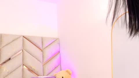 lyly  independient model online show from September 27, 2025, 2:33 pm