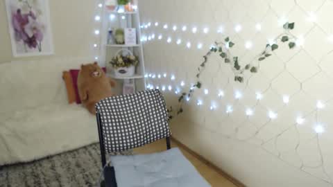 Snapshot of missmelons_ chatting on December 8, 2024, 3:35 pm Li online show from December 8, 2024, 3:35 pm