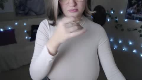 Snapshot of missmelons_ chatting on February 20, 2025, 5:07 pm Li online show from February 20, 2025, 5:07 pm