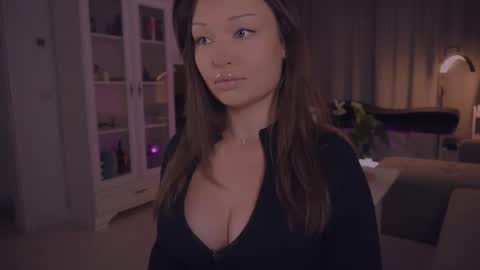 LUXXANDRA online show from July 27, 2026, 5:58 am