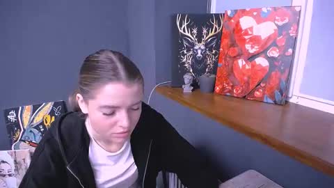 Snapshot of missoliviaa_ chatting on November 15, 2025, 8:33 am Olivia online show from November 15, 2025, 8:33 am