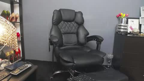 Snapshot of missvontease chatting on April 21, 2026, 5:06 pm Miss Von Tease online show from April 21, 2026, 5:06 pm