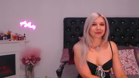 Crystal online show from October 10, 2025, 6:18 pm