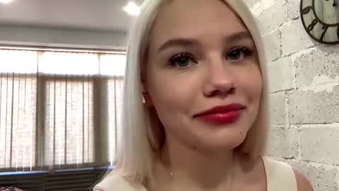 Stella  online show from November 27, 2025, 12:07 pm