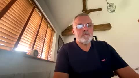 Snapshot of misterblivs chatting on November 19, 2025, 1:33 pm Misterblivs online show from November 19, 2025, 1:33 pm