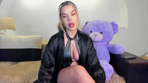 Snapshot of mistresskenda chatting on January 29, 2025, 5:35 pm Mistress KiRa online show from January 29, 2025, 5:35 pm