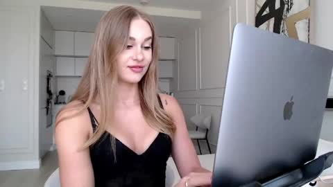 mistressuniverse online show from June 3, 2026, 9:23 am