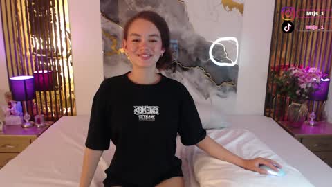 Snapshot of miticabrennet chatting on April 7, 2026, 4:24 am Mtica Brennet online show from April 7, 2026, 4:24 am