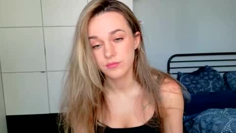 mmminnie online show from April 15, 2026, 10:33 am