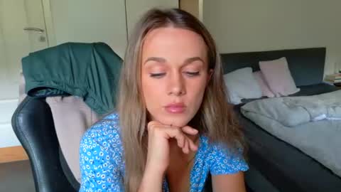 mmminnie online show from July 8, 2026, 10:09 am