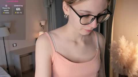 Laura online show from December 15, 2025, 1:21 am