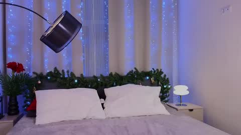 Molly online show from December 25, 2024, 9:43 pm